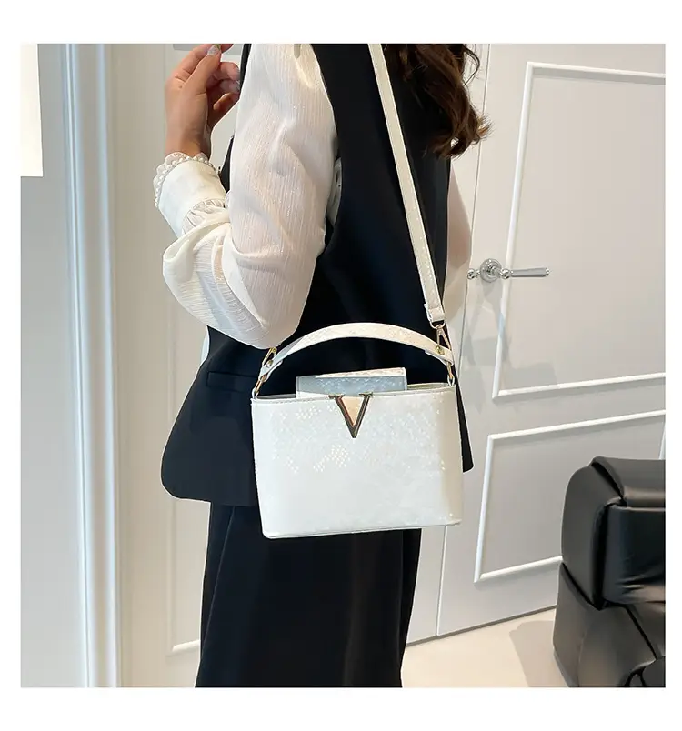 2025 Women's Silver Sequin Square Shoulder Bag — feature 17