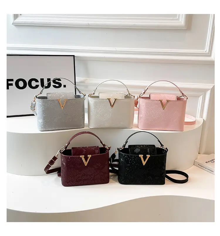2025 Women's Silver Sequin Square Shoulder Bag — feature 21