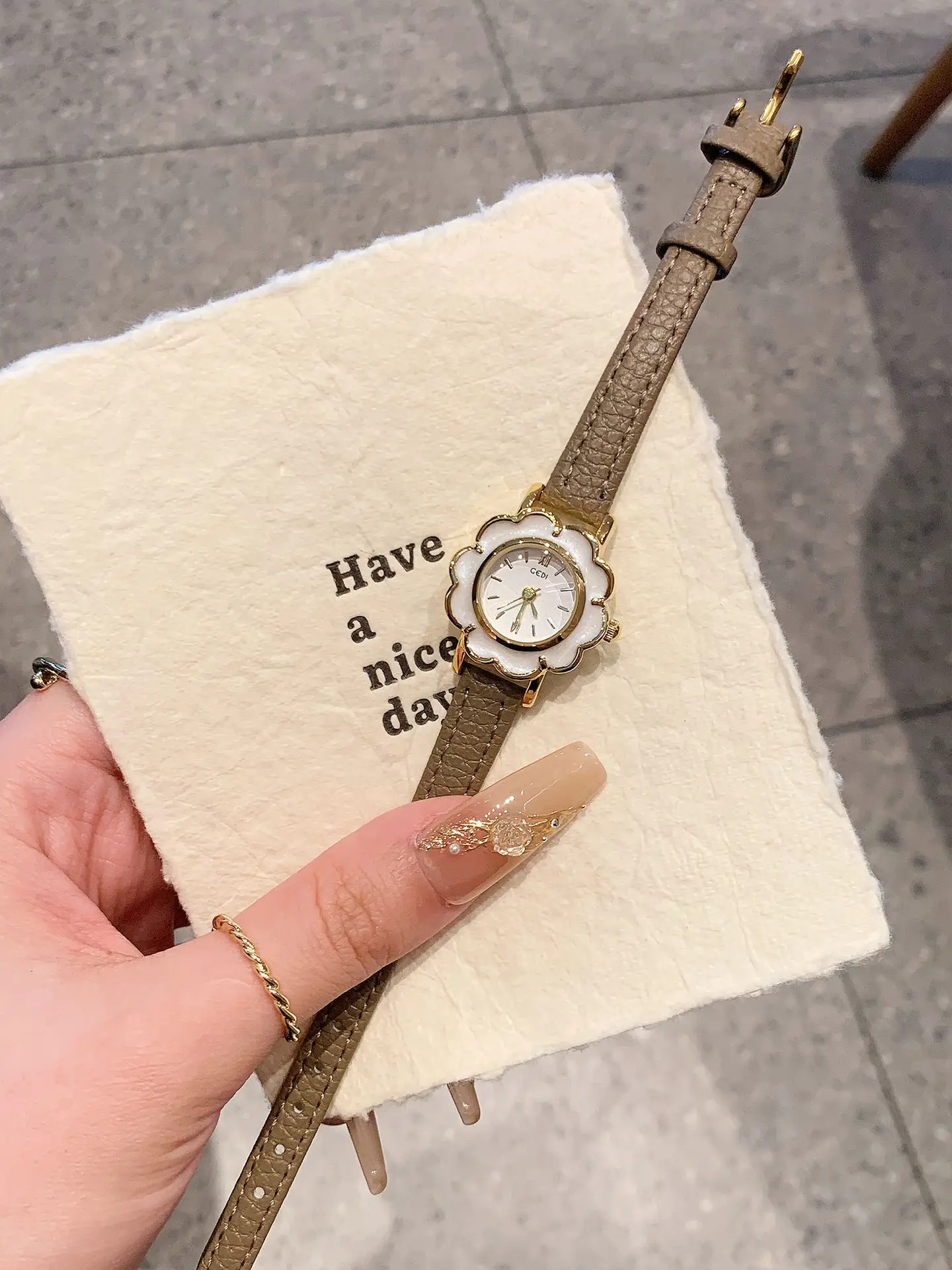 Gedi Petal-Accessory Women's Quartz Watch — feature 3
