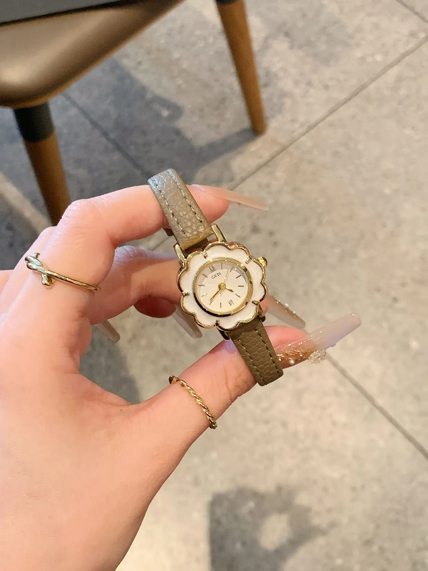 Gedi Petal-Accessory Women's Quartz Watch — feature 4