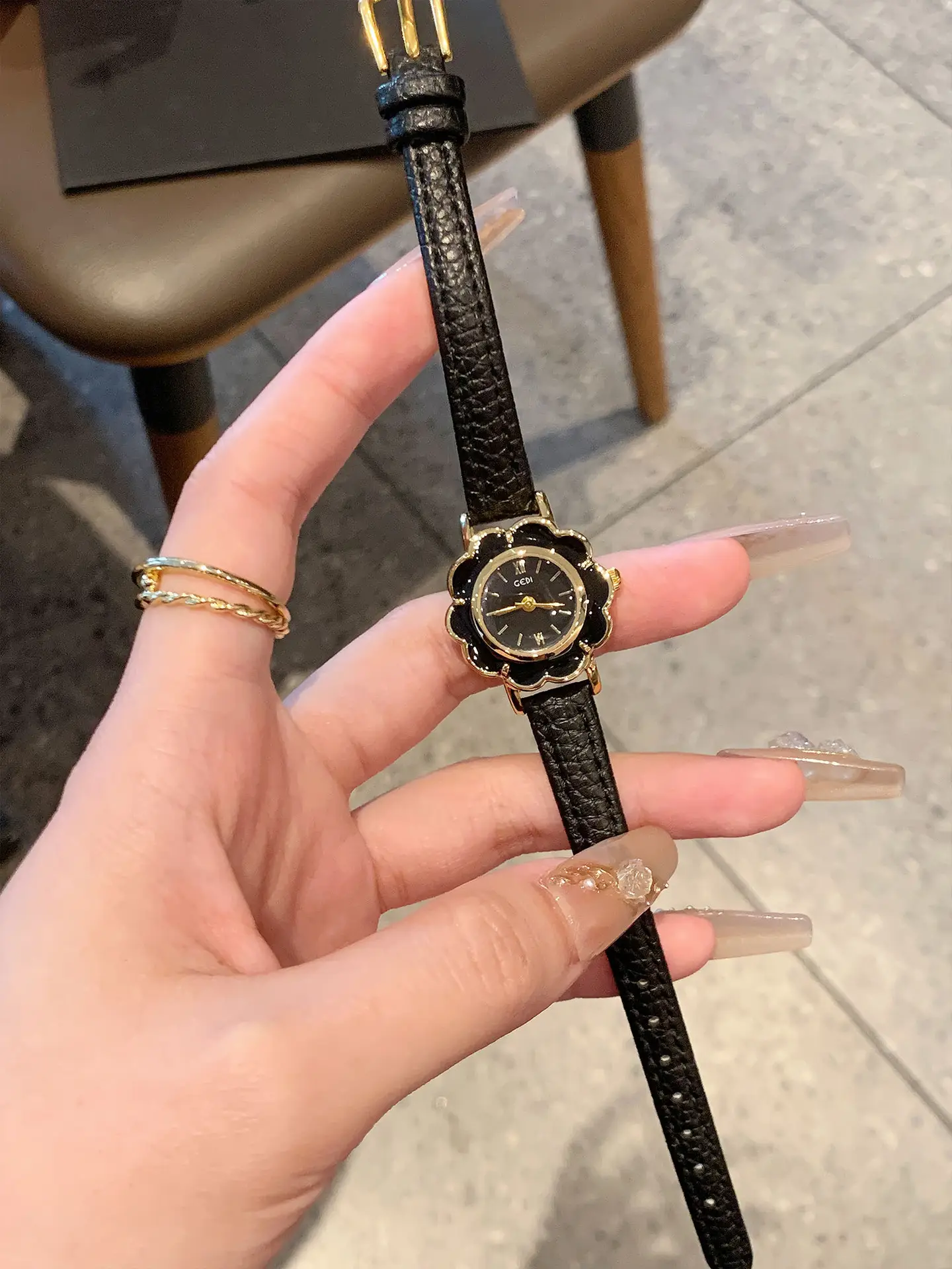 Gedi Petal-Accessory Women's Quartz Watch — feature 5