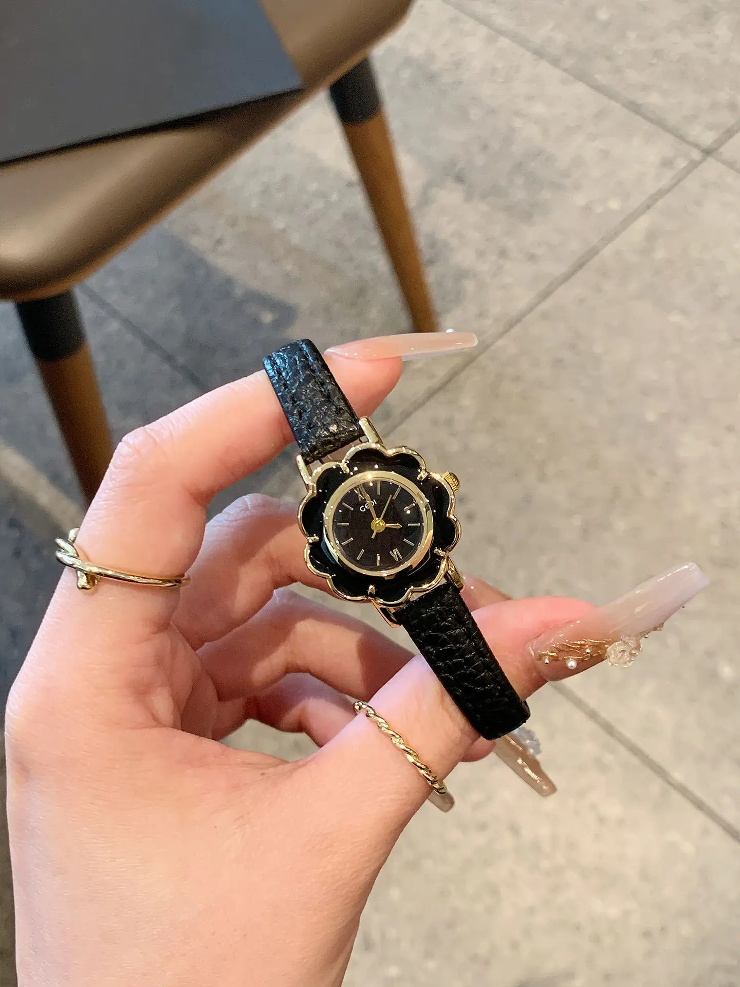 Gedi Petal-Accessory Women's Quartz Watch — feature 6