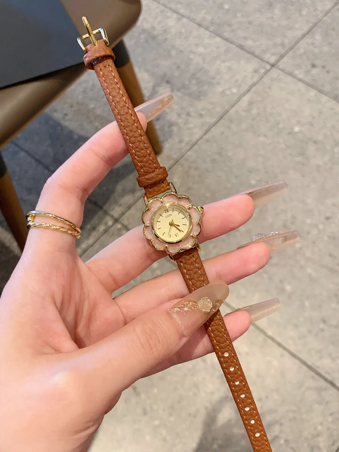 Gedi Petal-Accessory Women's Quartz Watch — feature 7