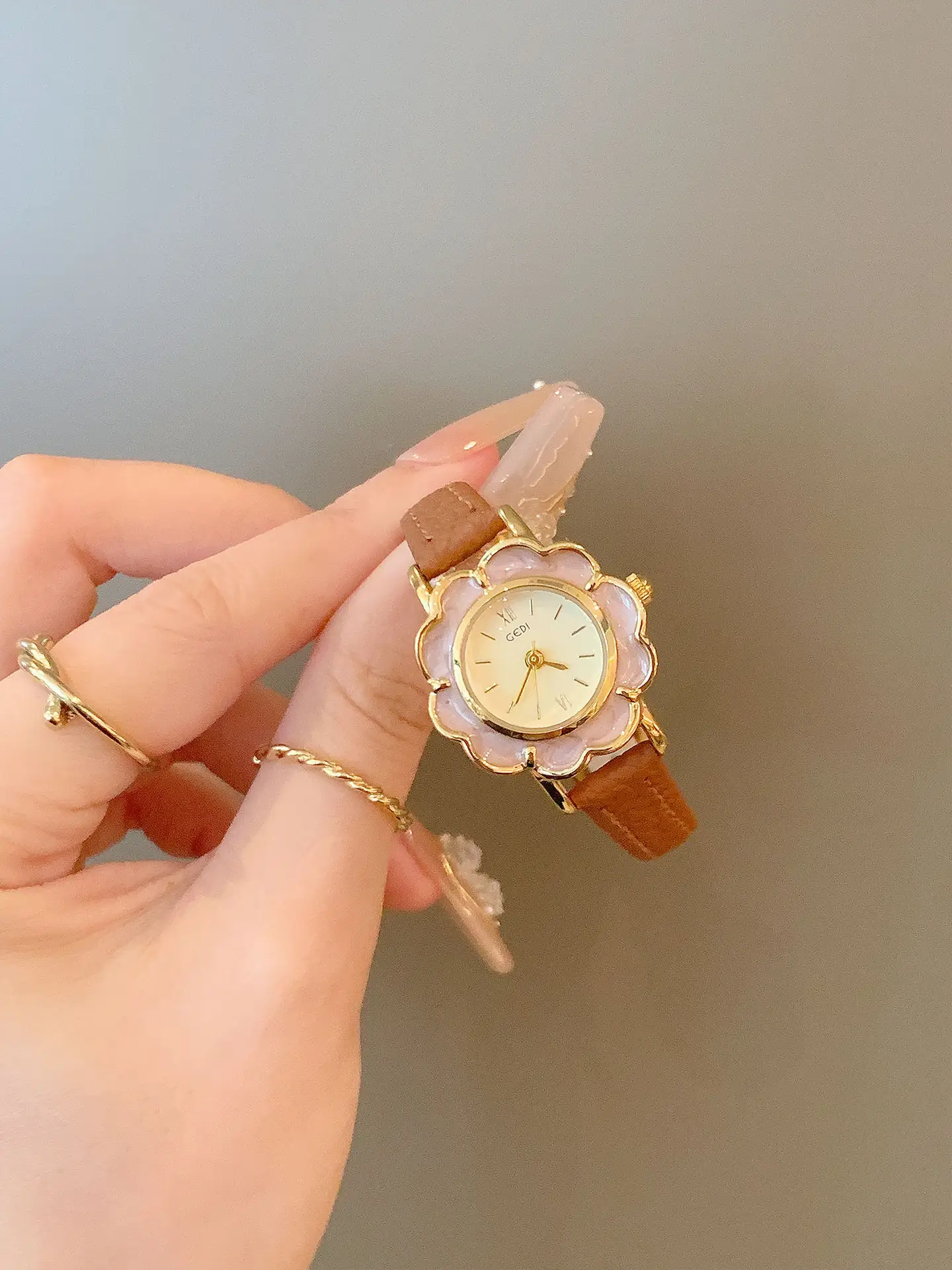 Gedi Petal-Accessory Women's Quartz Watch — feature 8