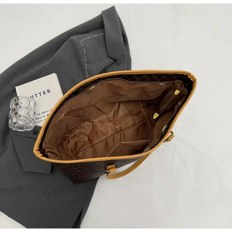 Women's Large Capacity Retro Commuter Tote Bag — feature 5