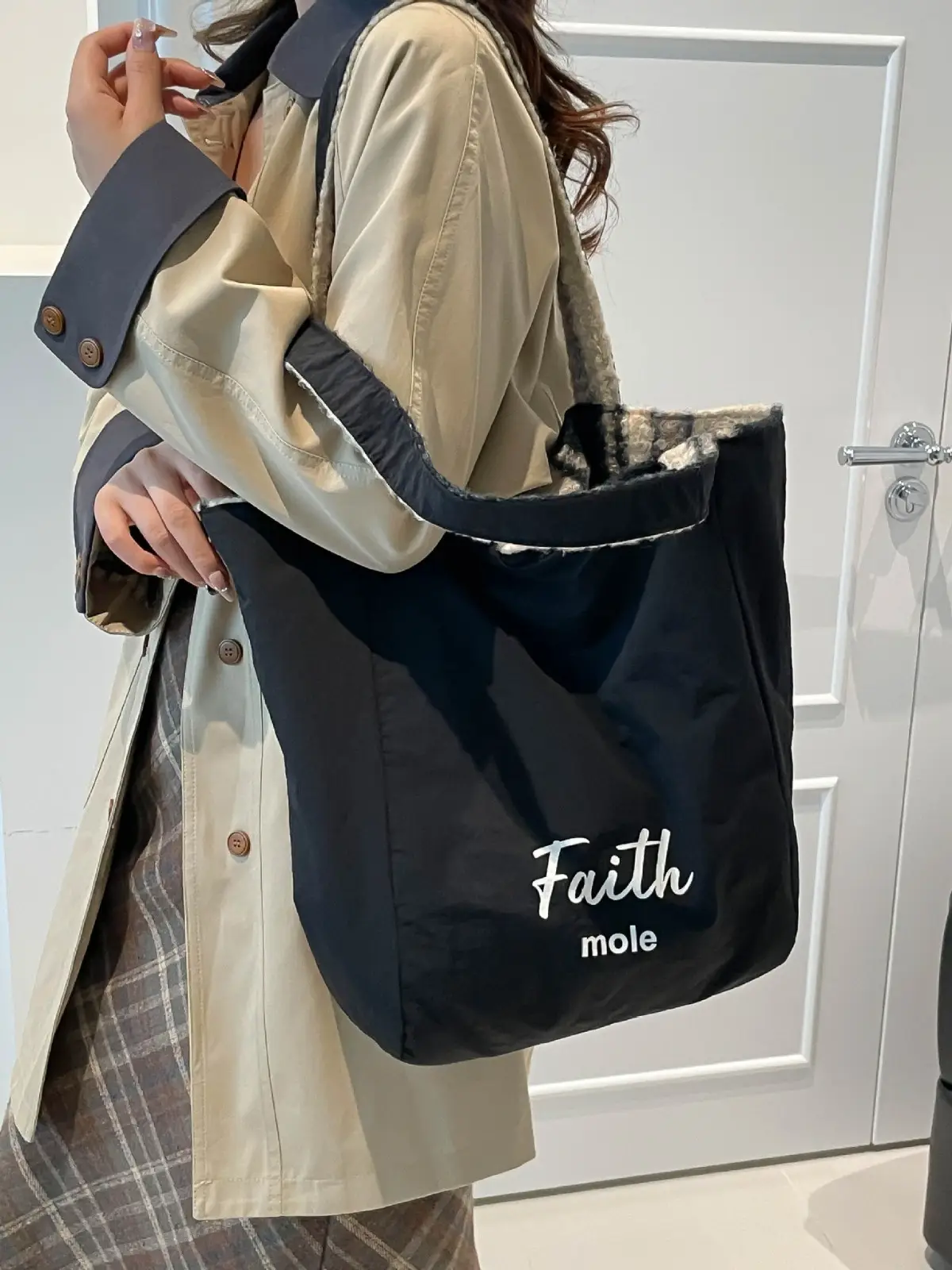 Underarm Contrast Striped Tote Bag Large Capacity Women's Fashion Plush Shoulder Bag Versatile Bucket Bag Cross-Border Foreign Trade luggage and leather goods - Image 6