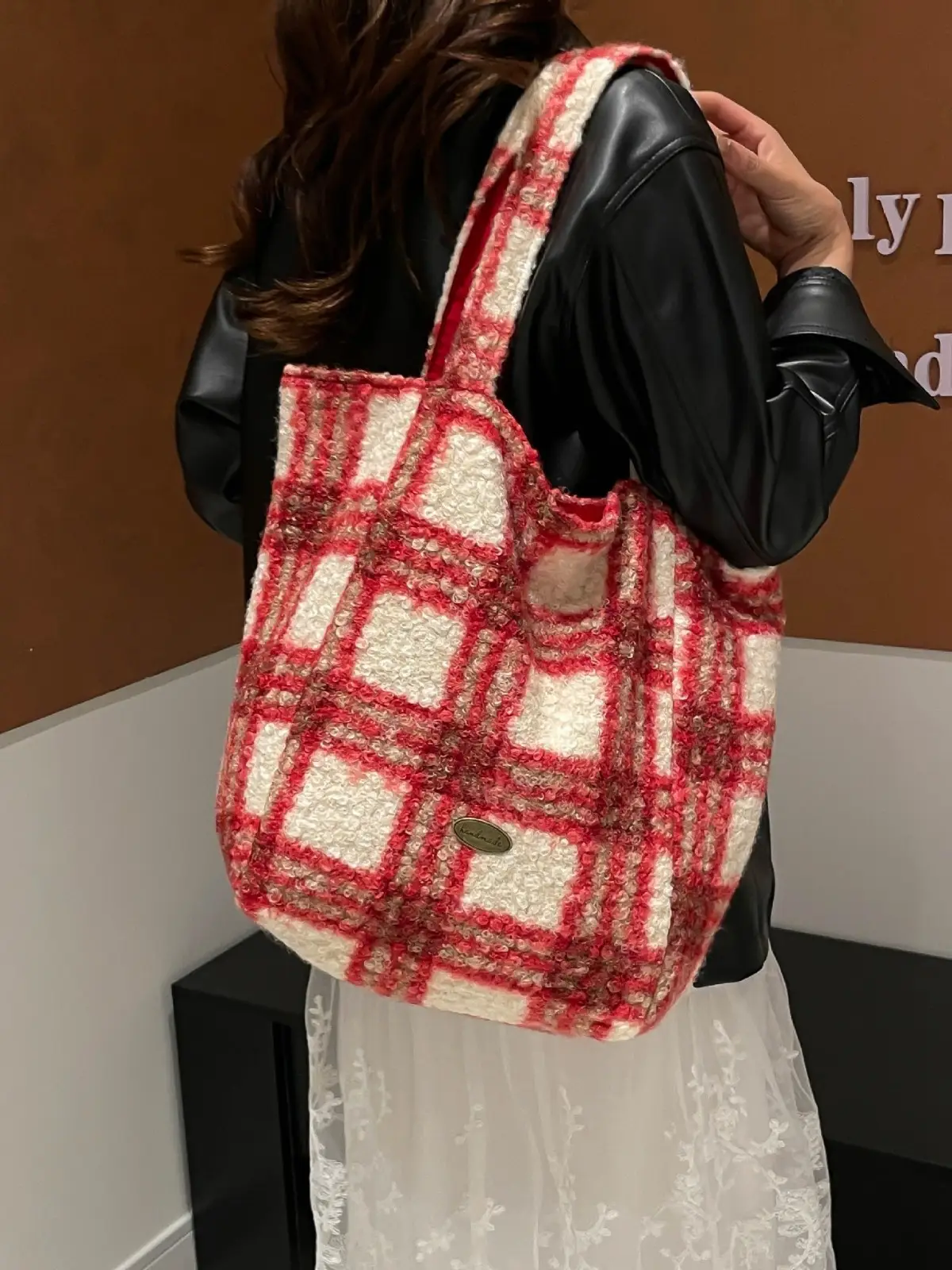 Underarm Contrast Striped Tote Bag Large Capacity Women's Fashion Plush Shoulder Bag Versatile Bucket Bag Cross-Border Foreign Trade luggage and leather goods - Image 8
