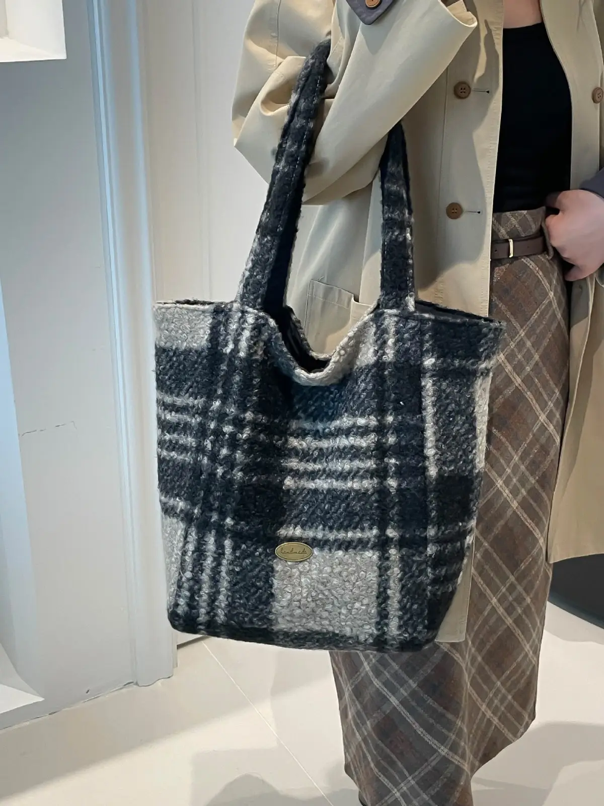 Underarm Contrast Striped Tote Bag Large Capacity Women's Fashion Plush Shoulder Bag Versatile Bucket Bag Cross-Border Foreign Trade luggage and leather goods - Image 10