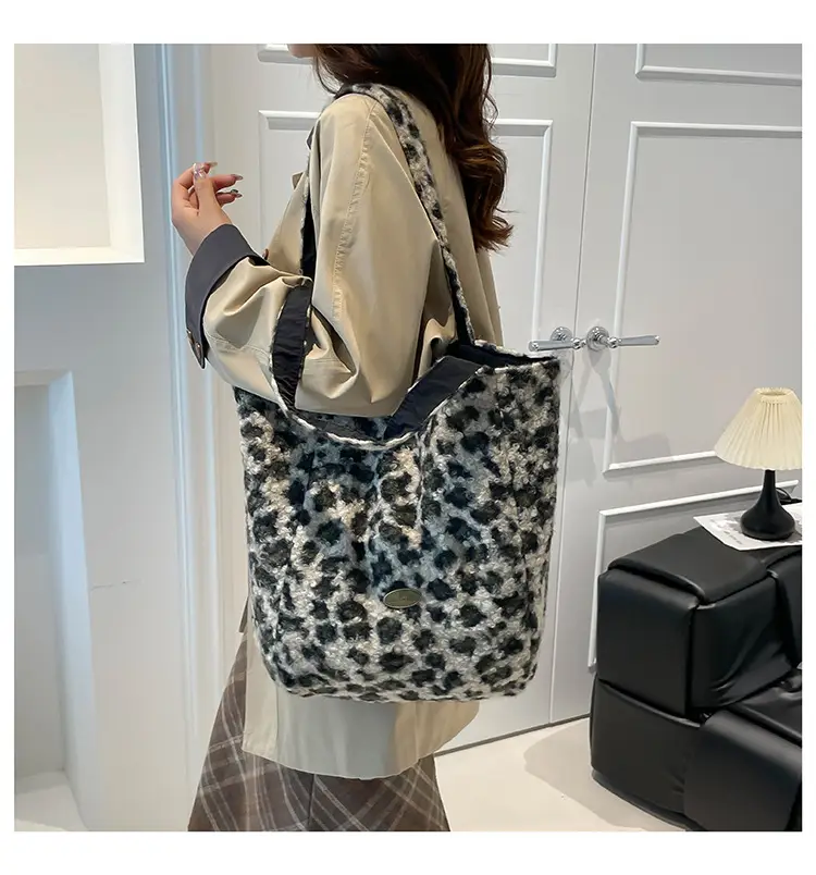 Underarm Contrast Striped Tote Bag Large Capacity Women's Fashion Plush Shoulder Bag Versatile Bucket Bag Cross-Border Foreign Trade luggage and leather goods — feature 12