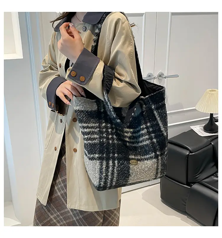 Underarm Contrast Striped Tote Bag Large Capacity Women's Fashion Plush Shoulder Bag Versatile Bucket Bag Cross-Border Foreign Trade luggage and leather goods — feature 14