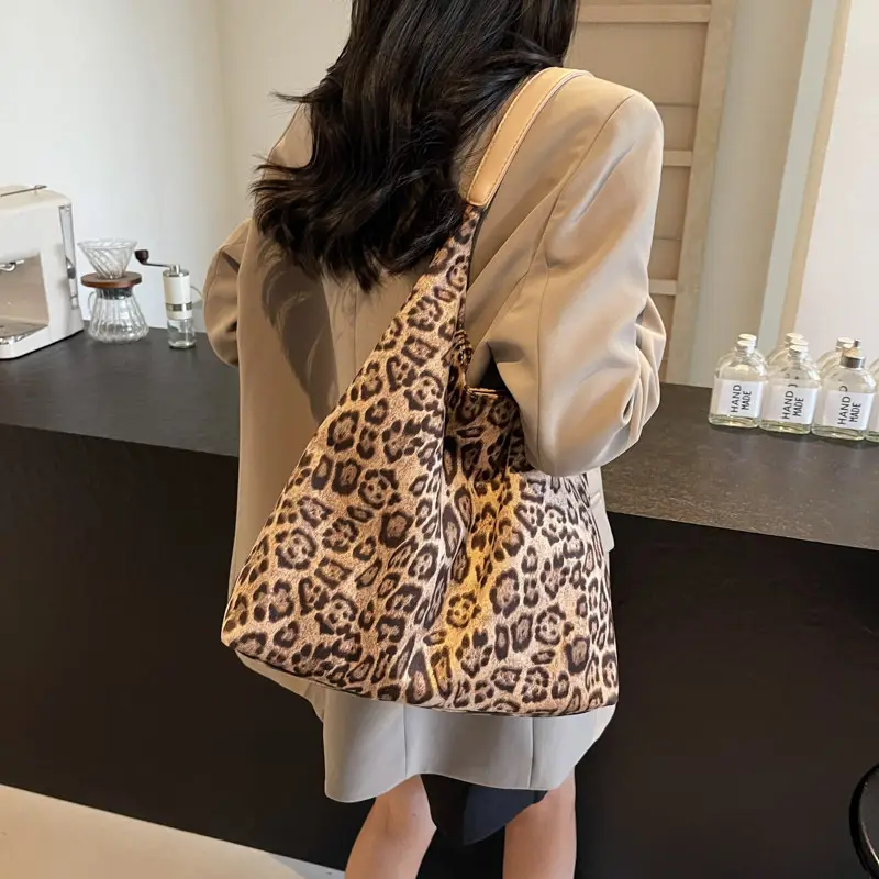 Retro Leopard Print Women's Shoulder Bag - Image 7