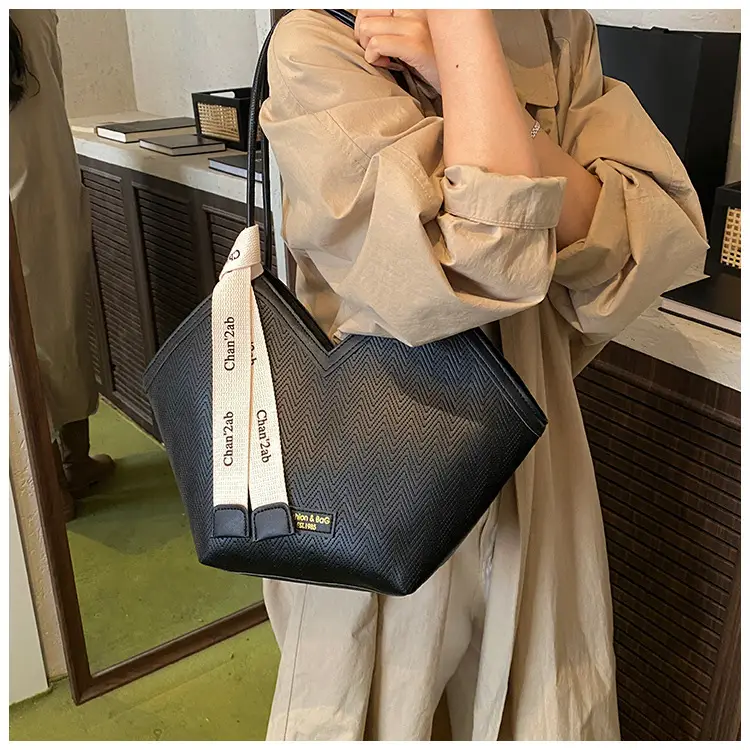 Women's 2025 Retro Tote Bag with Brown & White Texture — feature 17