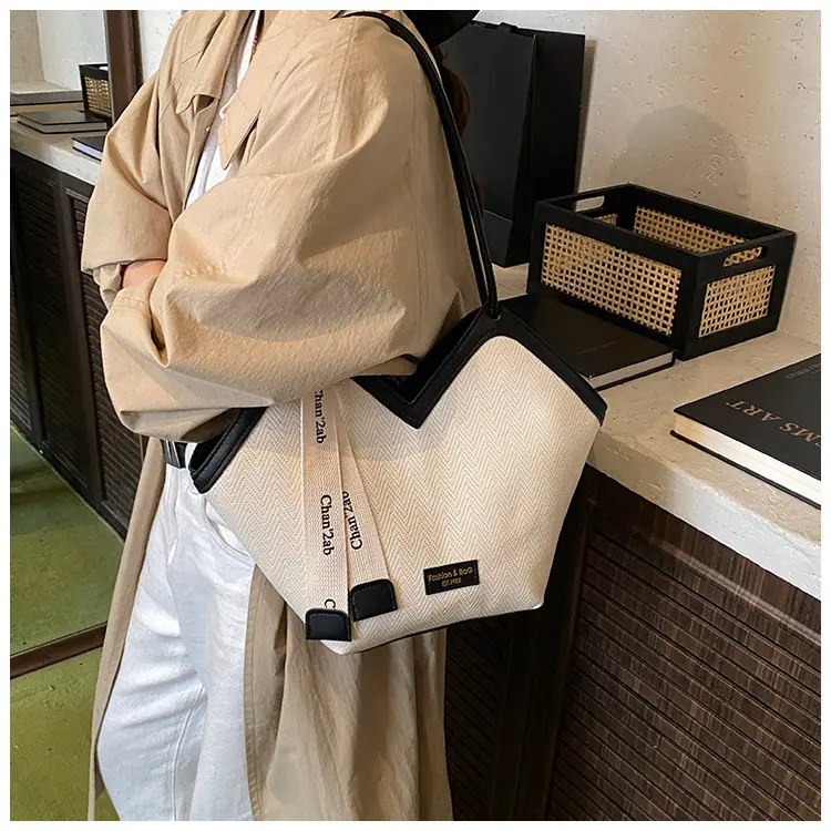 Women's 2025 Retro Tote Bag with Brown & White Texture — feature 18