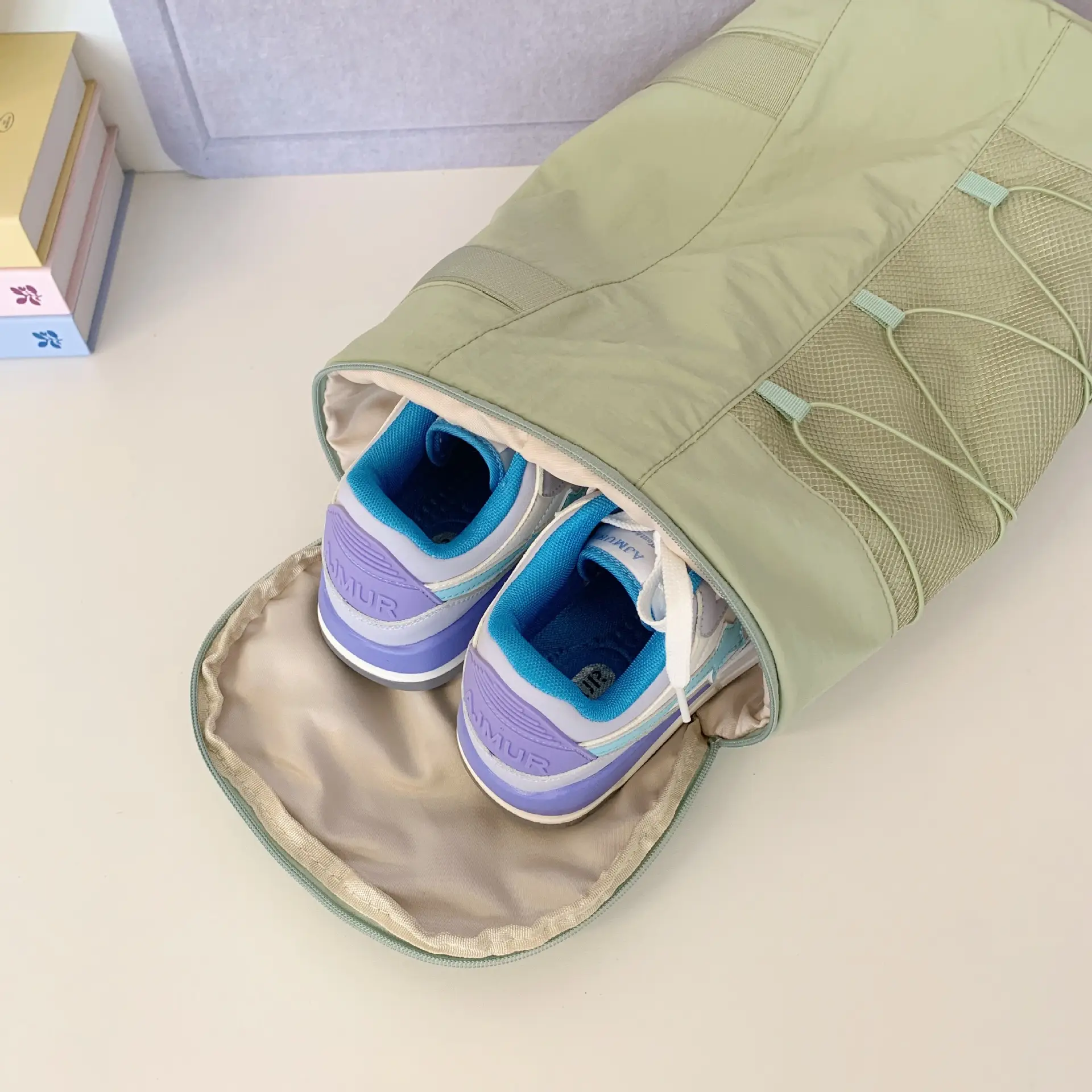 Light Green Crossbody Travel Bag with Adjustable Strap — feature 46