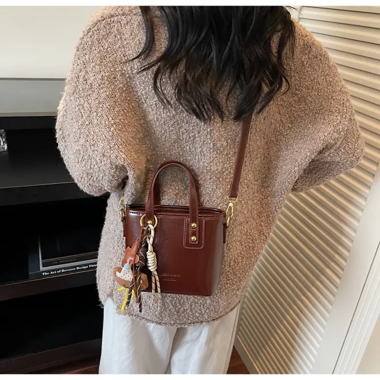 Retro Brown Leather Shoulder Bag 2025 — feature 10