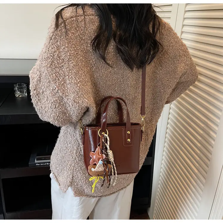 Retro Brown Leather Shoulder Bag 2025 — feature 12