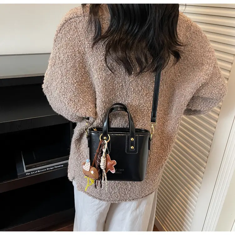 Retro Brown Leather Shoulder Bag 2025 — feature 13