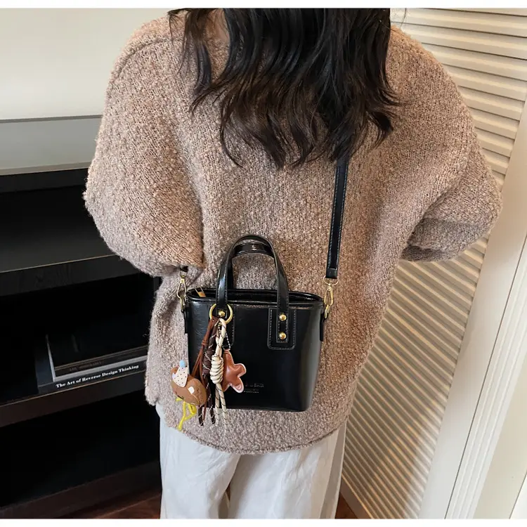 Retro Brown Leather Shoulder Bag 2025 — feature 14