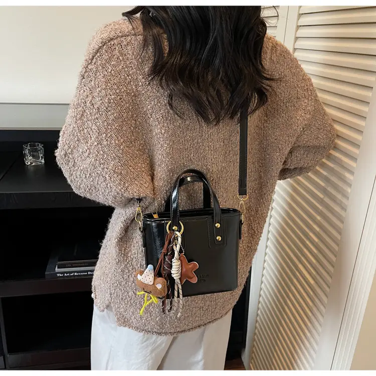 Retro Brown Leather Shoulder Bag 2025 — feature 15