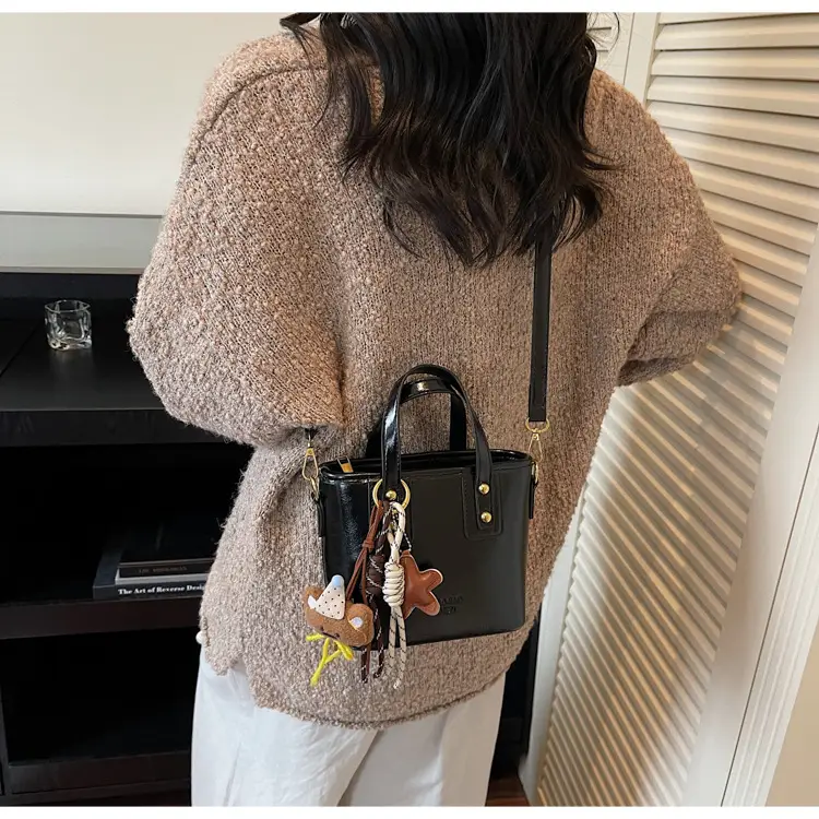 Retro Brown Leather Shoulder Bag 2025 — feature 16