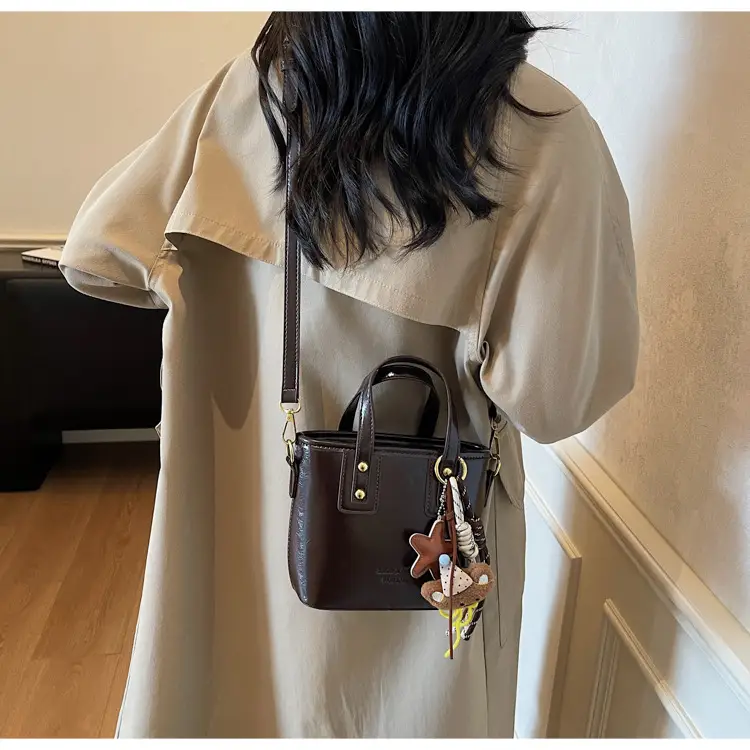 Retro Brown Leather Shoulder Bag 2025 — feature 17