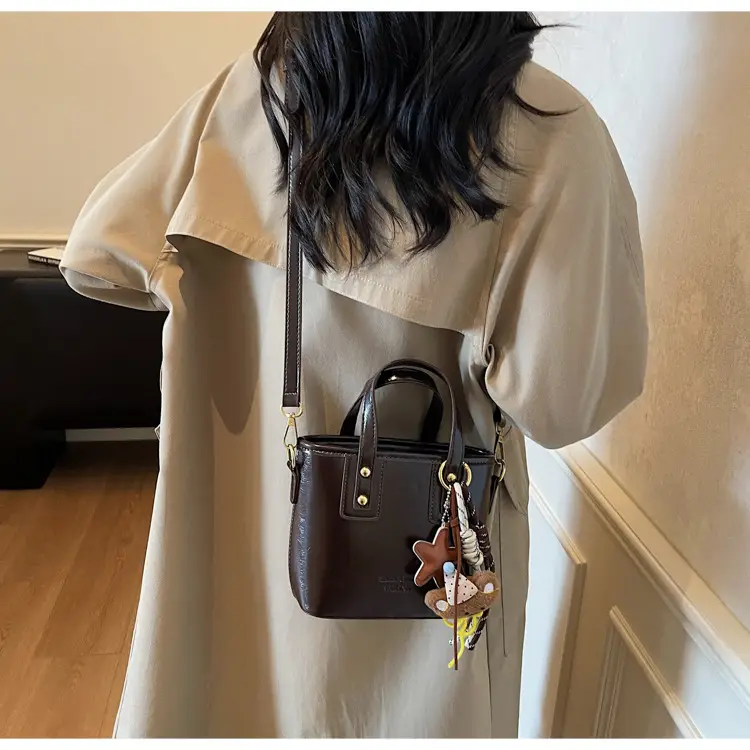 Retro Brown Leather Shoulder Bag 2025 — feature 18