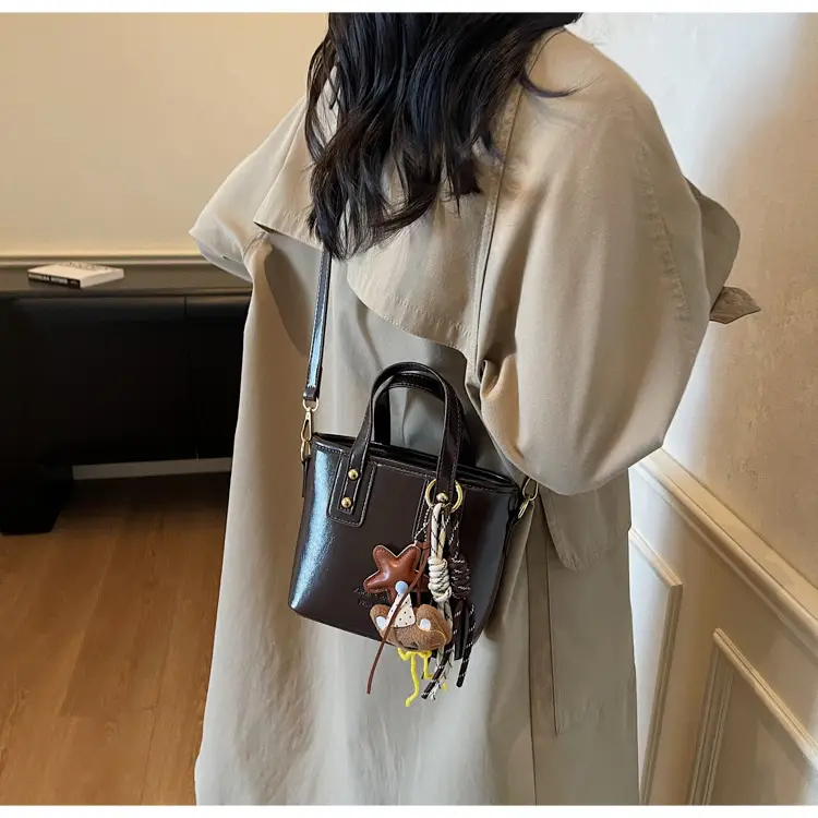 Retro Brown Leather Shoulder Bag 2025 — feature 19