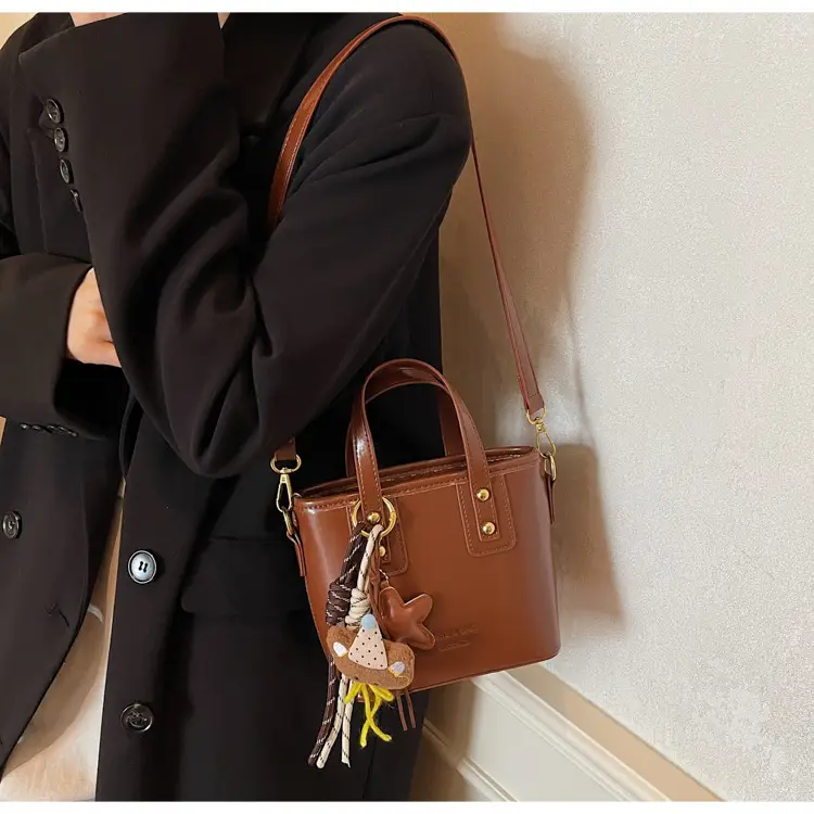 Retro Brown Leather Shoulder Bag 2025 — feature 21