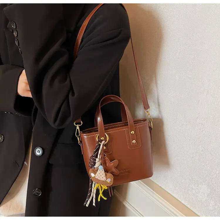 Retro Brown Leather Shoulder Bag 2025 — feature 22