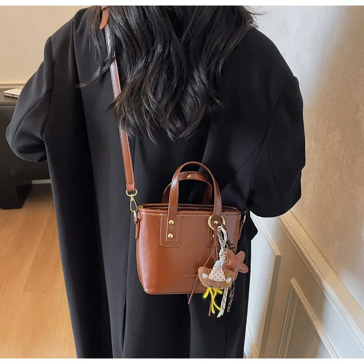 Retro Brown Leather Shoulder Bag 2025 — feature 23