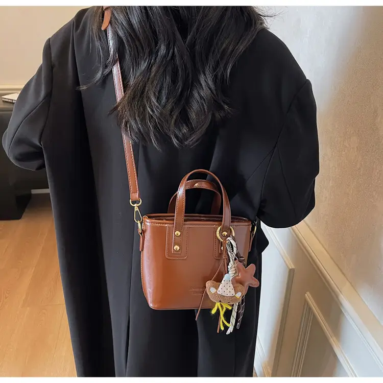 Retro Brown Leather Shoulder Bag 2025 — feature 24