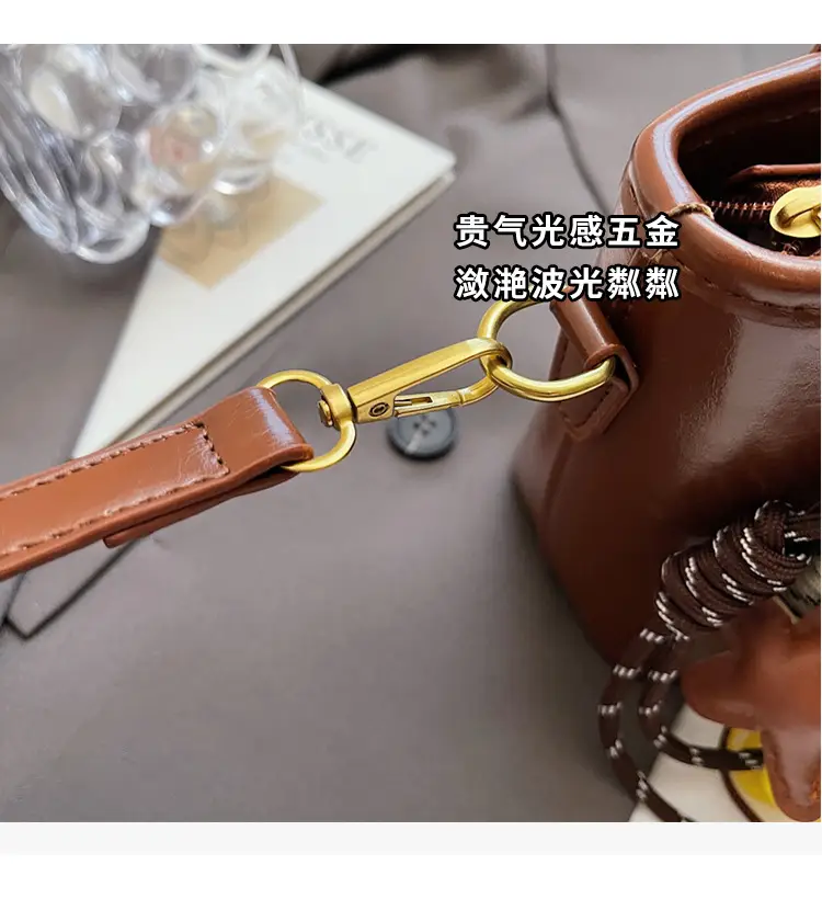 Retro Brown Leather Shoulder Bag 2025 — feature 3