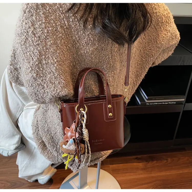 Retro Brown Leather Shoulder Bag 2025 — feature 9