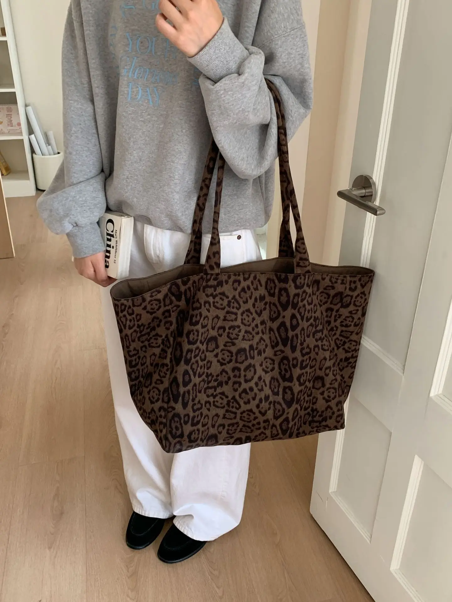 Leopard Print Large Capacity Women's Tote Bag - Image 7