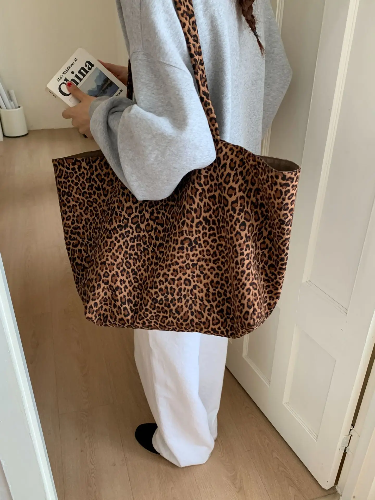 Leopard Print Large Capacity Women's Tote Bag - Image 8