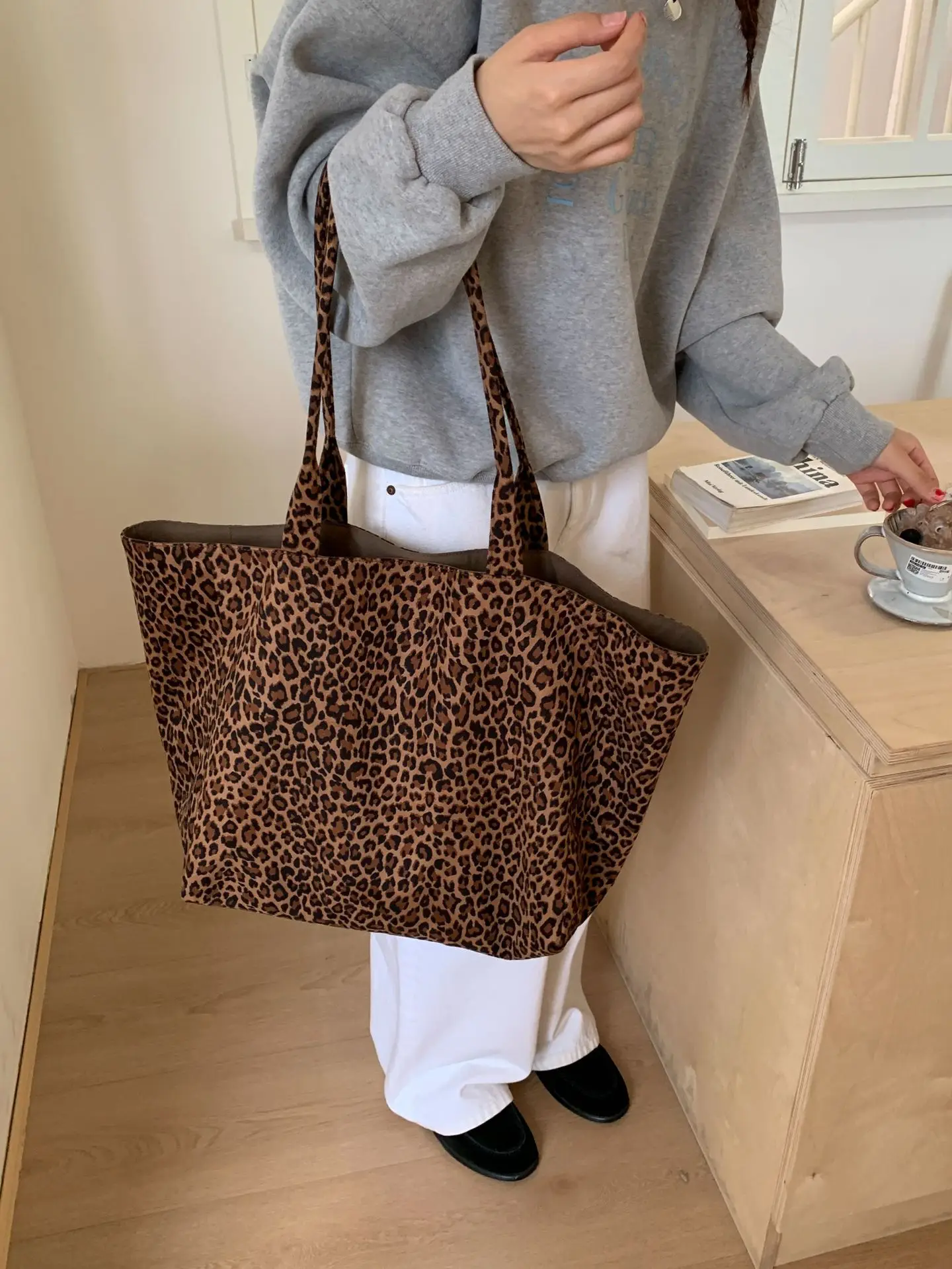 Leopard Print Large Capacity Women's Tote Bag - Image 9