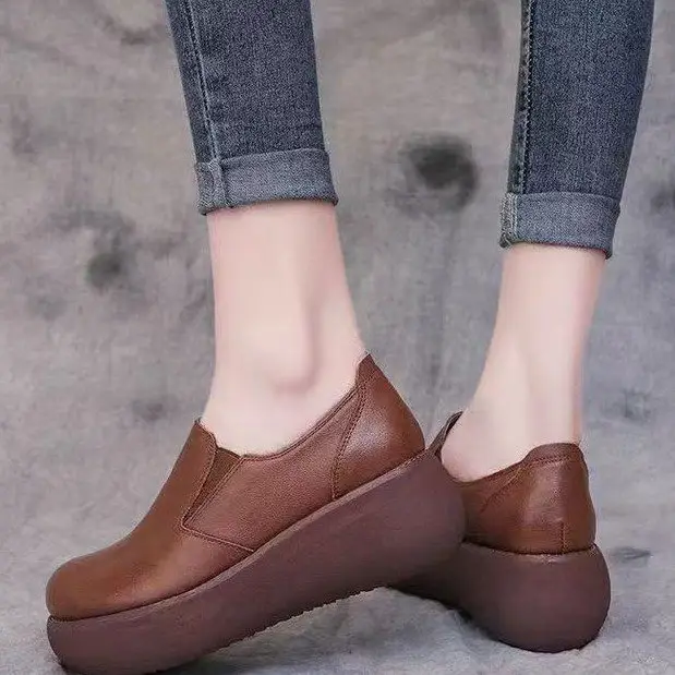 Mom's Platform Shoes Women's Casual Shoes 2025 Autum New Versatile Wedge Heels Retro Thick-Soled Non-Slip Leather Shoes - Image 4