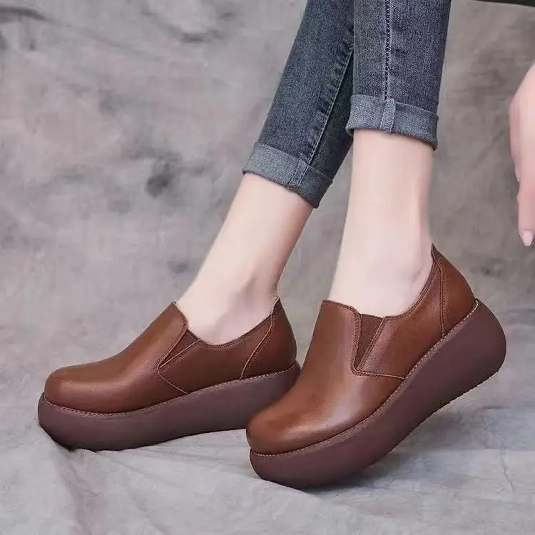 Mom's Platform Shoes Women's Casual Shoes 2025 Autum New Versatile Wedge Heels Retro Thick-Soled Non-Slip Leather Shoes — feature 1