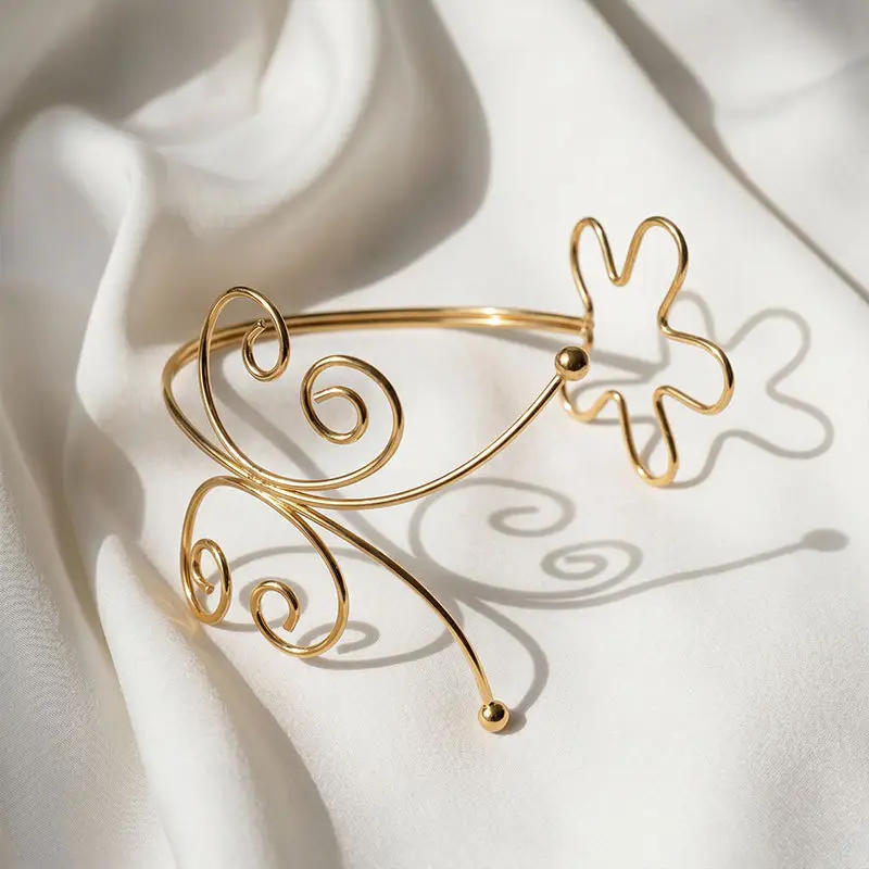 Light Luxury and High-End French Phoenix Tail Bracelet for Women, Gold Opening, Adjustable Armband, Geometric Flower Butterfly Hand Jewelry