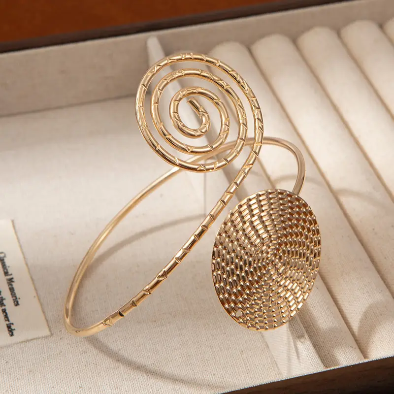 Light Luxury and High-End French Phoenix Tail Bracelet for Women, Gold Opening, Adjustable Armband, Geometric Flower Butterfly Hand Jewelry