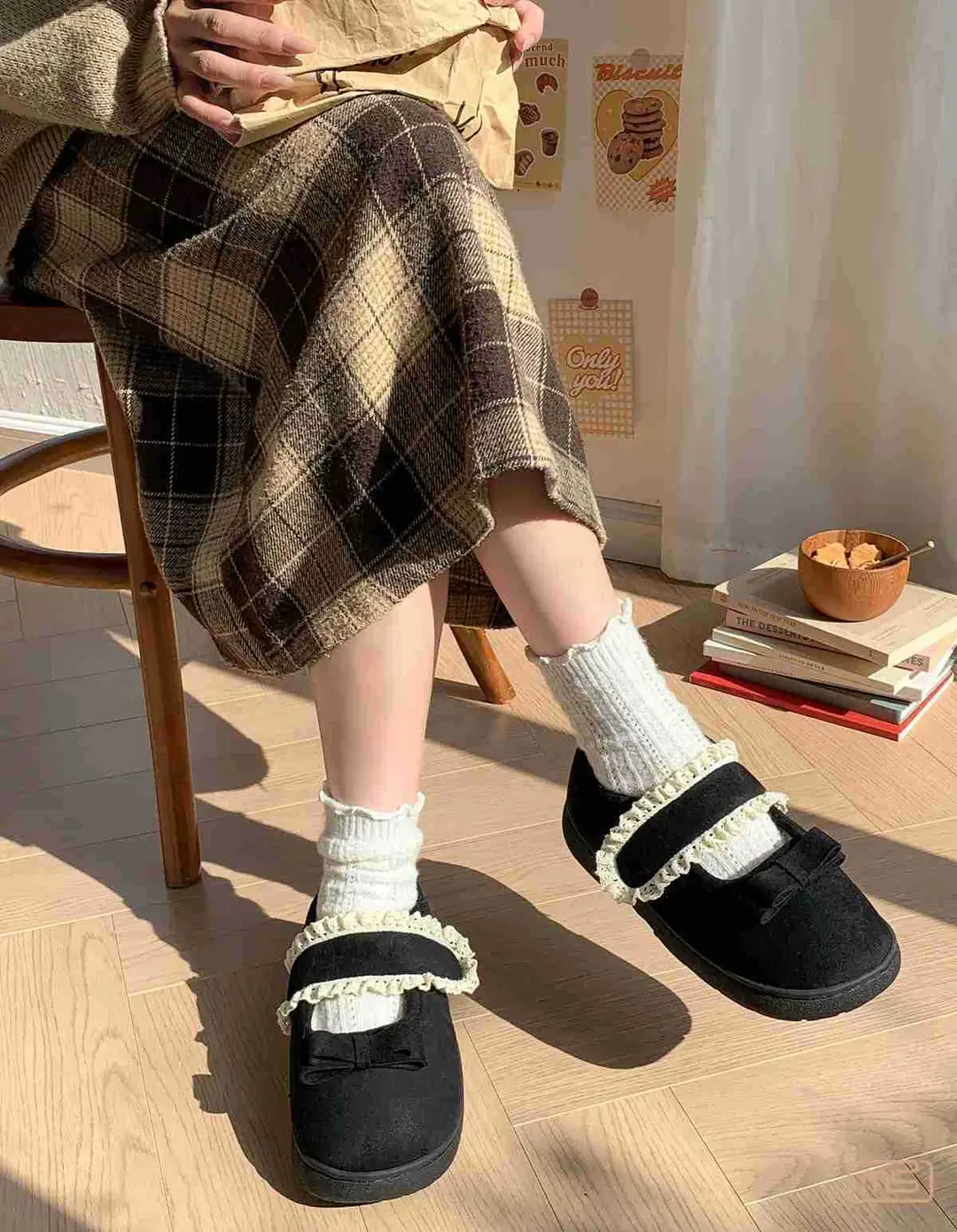 Fashionable Cotton Slippers Plus Velvet Beanie Shoes for Women with Lace Edge Velcro Anti-Slip Autumn and Winter Furry Shoes — feature 8