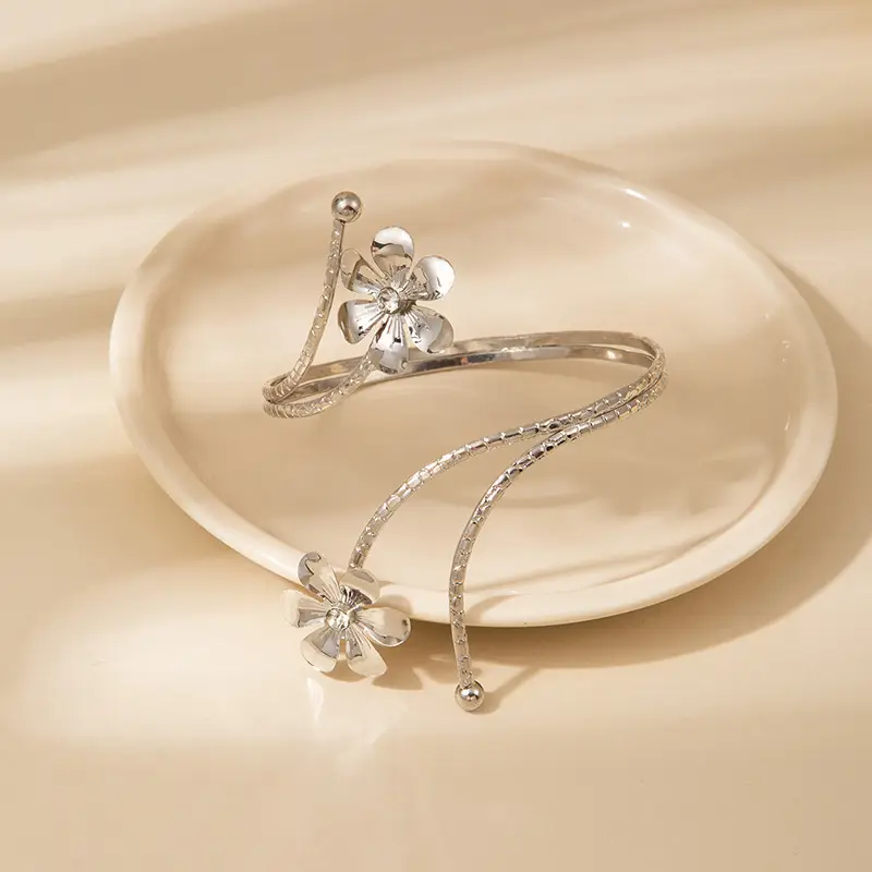 Personalized Flower and Leaf Multi-Layer Open Bracelet for Women, Ins-Style Metal Arm Ring with Diamonds, Adjustable and High-End Bracelet