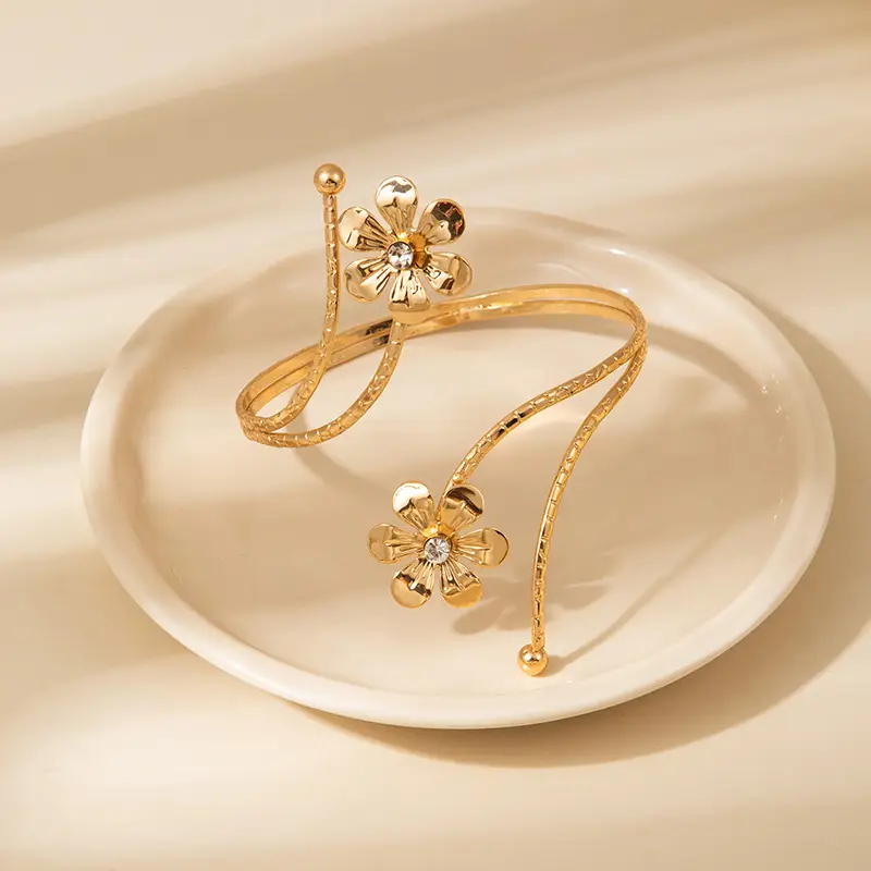 Personalized Flower and Leaf Multi-Layer Open Bracelet for Women, Ins-Style Metal Arm Ring with Diamonds, Adjustable and High-End Bracelet
