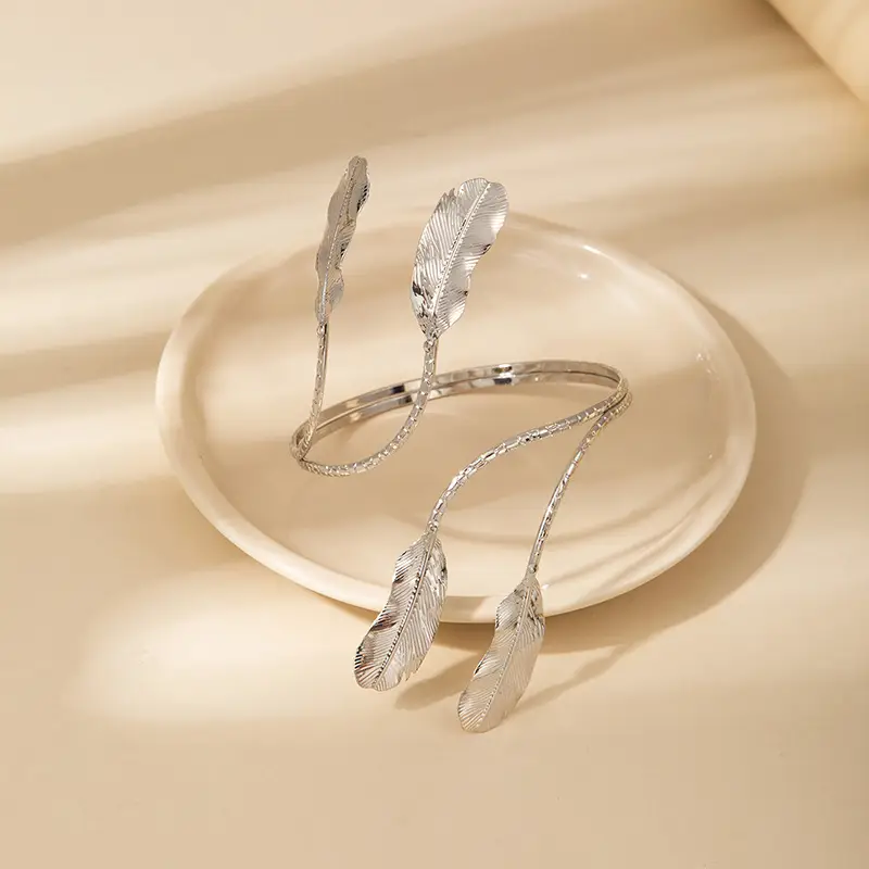 Personalized Flower and Leaf Multi-Layer Open Bracelet for Women, Ins-Style Metal Arm Ring with Diamonds, Adjustable and High-End Bracelet