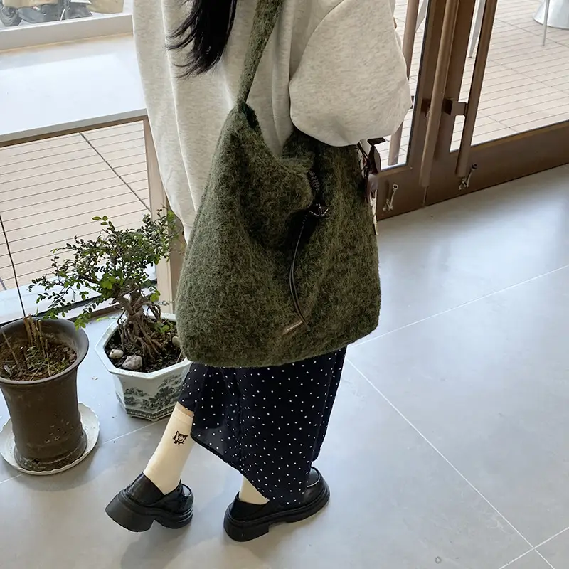 Korean Style Lazy Tote Bag for Women 2024 New Winter Large Capacity Plush One-Shoulder Cross-Body Plaid Versatile Cloth Bag