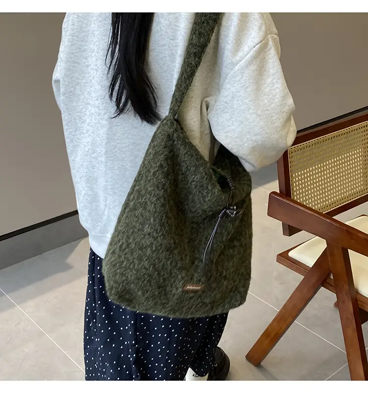 Korean Style Lazy Tote Bag for Women 2024 New Winter Large Capacity Plush One-Shoulder Cross-Body Plaid Versatile Cloth Bag — feature 12