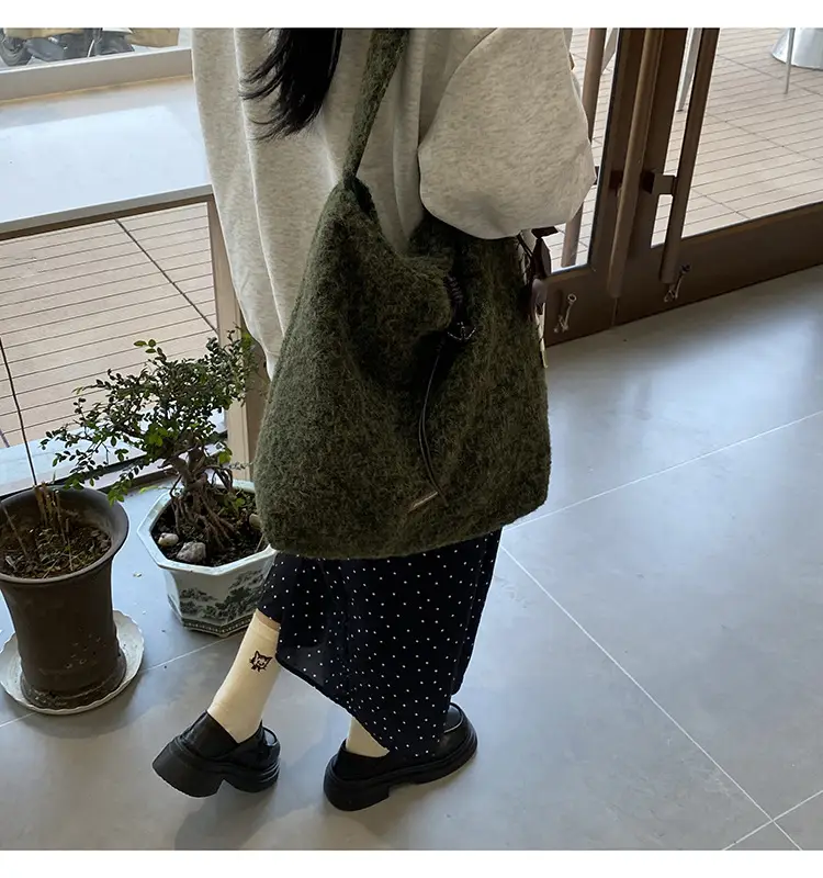 Korean Style Lazy Tote Bag for Women 2024 New Winter Large Capacity Plush One-Shoulder Cross-Body Plaid Versatile Cloth Bag — feature 13
