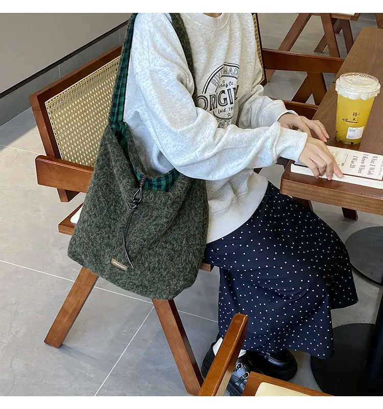 Korean Style Lazy Tote Bag for Women 2024 New Winter Large Capacity Plush One-Shoulder Cross-Body Plaid Versatile Cloth Bag — feature 14