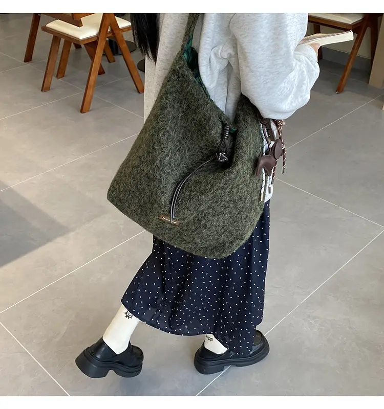 Korean Style Lazy Tote Bag for Women 2024 New Winter Large Capacity Plush One-Shoulder Cross-Body Plaid Versatile Cloth Bag — feature 15