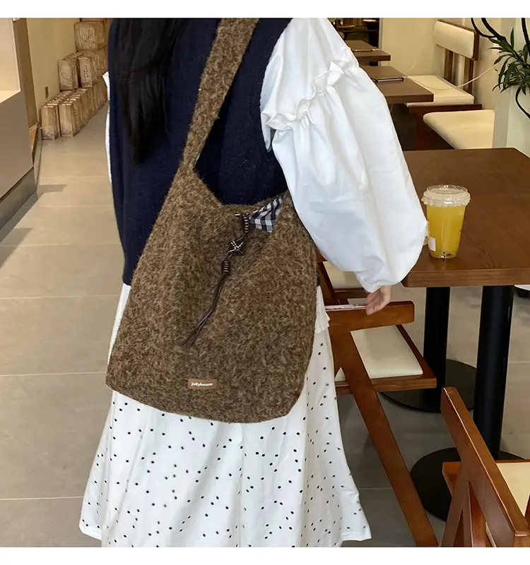 Korean Style Lazy Tote Bag for Women 2024 New Winter Large Capacity Plush One-Shoulder Cross-Body Plaid Versatile Cloth Bag — feature 17